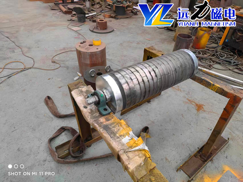 CTB1230 湿式磁选机如何完成铁矿去铁?国内知名厂家、参数选型、现场案例全梳理 引言：铁矿湿法选矿环节，CTB1230 湿式磁选机是粗选、精选常用设备，依靠矿物磁性差异完成矿浆中铁矿物分离。很多采购朋友关心设备分选原理、技术参数、选型技巧、市场行情，同时希望筛选靠谱的国内生产厂家。本文结合现场实操、设备参数、项目案例，聊聊这款设备的去铁逻辑，同时分享选型建议与厂家参考，供矿山项目做采购参考。 CTB1230 湿式磁选机如何完成铁矿去铁?国内知名厂家、参数选型、现场案例全梳理 CTB1230 湿式磁选机工作原理：铁矿如何完成去铁 CTB1230 属于半逆流湿式永磁筒式磁选机，针对 0‑0.5mm 细粒级磁铁矿矿浆分选作业。 矿浆从给料箱进入槽体，水流打散矿粒，物料进入磁选区域; 内部永磁磁系产生磁场，含铁磁性矿粒受磁力吸附在旋转圆筒表面，形成磁团;磁极交替转动，不断翻动矿团，夹杂的泥沙、脉石杂质脱落回到矿浆当中; 圆筒转出磁场区域，磁力减弱，高压冲洗水把吸附的铁矿物冲入精矿槽; 不含铁的非磁性脉石，顺着槽体尾部随矿浆排出成为尾矿，完成整套连续去铁分选流程。 一、企业优势，主营产品及 CTB1230 技术参数 1、远力磁电厂家概况 远力磁电为国内磁选设备生产厂家，专注永磁磁选设备研发制造，可提供磁选机、除铁器等矿山选矿设备，支持矿样试验、方案定制、设备非标调整，服务铁矿、砂石、非金属矿除铁提纯项目。 2、CTB1230 核心参数(行业参考) 筒体规格 筒表磁场 适配入料粒度 处理能力 配套电机 筒体转速 整机参考重量 Φ1200×3000mm 135‑160mT 可调 ≤0.5mm 矿浆 100‑140t/h 7.5kw 17r/min 9.5t 筒体规格：Φ1200×3000mm 筒表磁场：135‑160mT 可调 适配入料粒度：≤0.5mm 矿浆 处理能力：100‑140t/h(矿浆浓度 30% 工况) 配套电机：7.5kw 筒体转速：约 17r/min 整机参考重量：9.5t 设备要点：筒体可配置耐磨保护层，磁系采用钕铁硼永磁材料，磁衰幅度较低，槽体为半逆流结构，适合铁矿精选作业，可多台串联、并联搭建生产线，提升选铁效果 二、客户使用案例、市场价格优势与采购预算 现场项目案例 案例 1：北方某磁铁矿选矿项目，选用 CTB1230 湿式磁选机 2 台串联做精选工序。原矿铁品位 36%，经过分选后精矿品位提升至 65% 左右，尾矿磁性铁控制在合理区间，设备连续运行，维护频次可控。 案例 2：尾矿回收项目，搭配 CTB1230 对老选厂尾矿再选，回收残余磁性铁矿物，提升资源利用率，国内不少选矿项目有同类落地应用。 市场价格与预算参考 价格受磁场配置、耐磨升级、非标改动、运输、配套部件影响，仅作为市场参考，不作为报价依据。 CTB1230 标准配置机型，市场区间处于中等大型磁选机档位; 采购预算除主机之外，建议预留：运输、安装调试、易损件储备、配套管路的相关开支; 源头生产厂家，减少中间流通环节，报价相对透明，可对接获取对应方案报价。 三、为什么推荐远力磁电生产厂家 具备完整生产制造能力，从磁系设计、筒体加工到整机装配自主完成，可提供矿样测试，根据矿石特性出具适配选型方案; CTB 系列湿式磁选机机型齐全，CTB1230 等多款型号现货可协调，支持磁场强度、耐磨层等局部调整，适配不同矿山工况; 有较多矿山落地案例，售前提供选型建议，售后可提供设备安装指导、运维使用技巧; 配件供应较为完善，后期设备保养更换零部件采购方便，降低现场运维压力。 四、企业长久发展：产品品质是长远发展基础 矿山设备属于重资产投入，设备品质直接影响生产线整体产能。生产厂家想要长期立足市场，离不开这几点： 磁系选材把控：永磁磁系是磁选机核心，磁材品质会影响长期分选稳定性; 加工工艺：筒体耐磨处理、槽体焊接、传动部件装配，关系设备运行周期，减少停机故障; 贴合实际工况：不只提供标准化设备，结合矿石、场地、产能给出适配方案; 持续做好售后响应，帮助客户掌握设备使用技巧，延长设备使用周期。不管是远力磁电还是其他国内知名生产厂家，能够长期在矿山设备行业经营，大多都重视产品品质与现场落地效果。 五、CTB1230 选型建议与使用技巧 1、选型要点清单 确认矿样：矿石类型、入料粒度、矿浆浓度; 核算产能：每小时处理矿量，判断单台还是多台搭配; 明确目标：粗选、精选还是尾矿回收，按需调整磁场参数; 核对现场条件：安装空间、供水压力，预留冲洗水接口。 2、日常使用小技巧 控制入料粒度，避免大块物料进入槽体，减少筒体磨损; 稳定矿浆浓度，浓度波动过大，会影响选铁效果; 定期检查筒体耐磨层、磁系密封，做好传动部位润滑保养; 冲洗水压保持合理，水压过低，精矿卸矿不干净;水压过高，容易造成精矿跑料。 结尾答疑 Q1：CTB1230 适合哪些矿石? A：主要适配磁铁矿这类强磁性矿物湿式分选，也可用于部分非金属矿除铁，弱磁性矿石需要搭配强磁设备。 Q2：采购磁选机只看参数就够吗? A：参数为基础，建议尽量提供矿样给到厂家做试验，结合试验结果确定设备配置，避免设备和矿石工况不匹配。 Q3：设备可以做非标改动吗? A：国内不少生产厂家支持磁场、筒体耐磨防护等局部定制，可结合项目需求沟通。